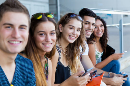 Jeunes étudiants smartphone