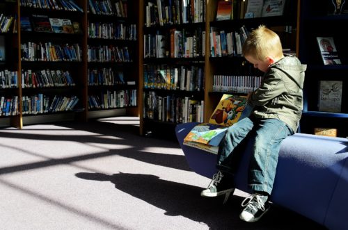 Enfant lecture bibliothèque