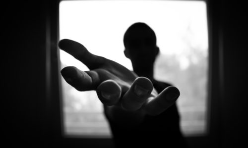 Main noir et blanc